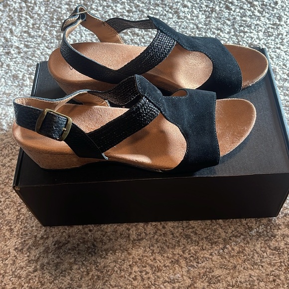 Vionic Sandals - Picture 3 of 5